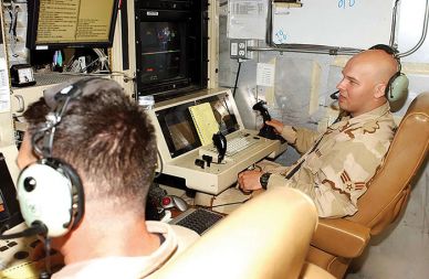 »Ameriški piloti« robotiziranih letal brez pilota streljajo na tarče v Pakistanu s tisočev kilometrov stran - vojne bijejo pred ekranom z joystickom. Eden od njih je izkušnjo opisal kot video igrico.