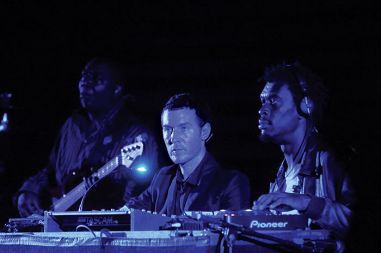 Massive Attack na koncertu v ljubljanskih Križankah, Robert Del Najo na sredini. 