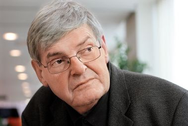 »Demokracija je vedno na preizkušnji. Predvsem Slovenija pa je vzrok za alarm« - nekdanji urednik britanskega Guardiana Peter Preston