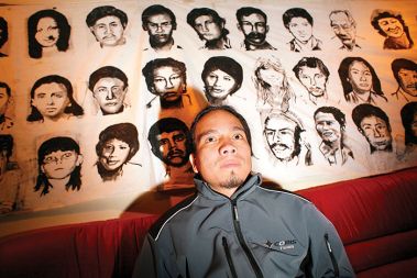 Raúl Najera s portreti pogrešanih in zaprtih oseb iz Gvatemale