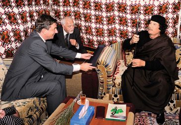 Vse za slovenske izvoznike: Borut Pahor je na obisku v Libiji obdaroval libijskega predsednika.