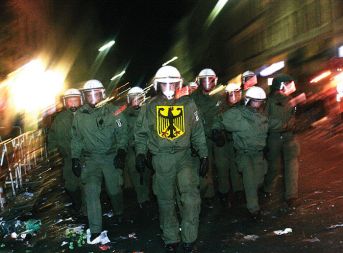 Zadnja akcija, ki jo je izvedel pred obiskom Slovenije: projekcija germanskega orla na neprebojnem jopiču policista med posredovanjem na nasilnih protestih 1. maja v Berlinu