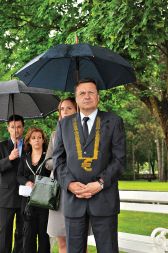 Projekcija županske verige, okrašene z evrskim znakom, na ljubljanskem županu Zoranu Jankoviću