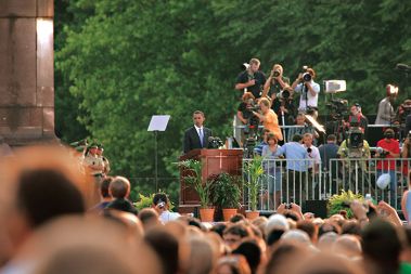 Križ na govorniškem pultu ameriškega predsednika Baracka Obame ob njegovem obisku Nemčije