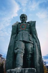 Evropske zvezde, pobarvane v komunistično rdečo, na Titovem spomeniku v Velenju