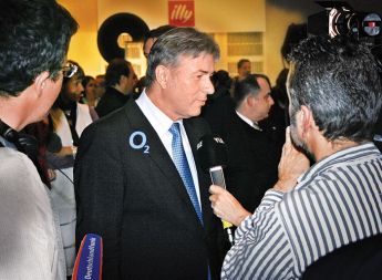 Logotip mobilnega operaterja O2 na berlinskem županu Klausu Wowereitu