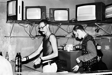 Prva otvoritev K4 13. junija 1984, za šankom Aldo Ivančić, nad šankom video inštalacija