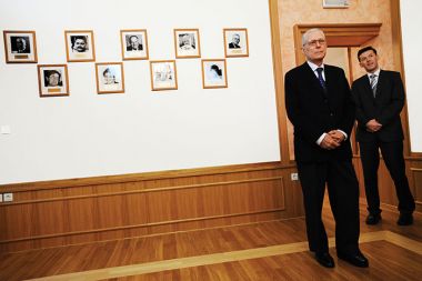 Svoje svojim: Lovro Šturm, bivši minister za pravosodje, in Robert Marolt, bivši državni sekretar v sobi s fotografijami svojih predhodnikov