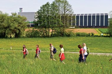 Skrb za kadre: orientacijski pohod za zaposlene v Trimu in njihove družine na dan okolja