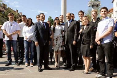 Tudi predsednica SDS Celje Urška Toplak, v sredini med predsednikom Evropske komisije Josejem M. Barrosom in Janezem Janšo, je dobila službo. In še stanovanje. Pomagala je pri predsedovanju Evropski uniji.