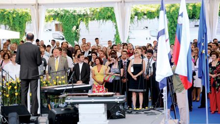 Nagrada za “kadre, ki so se izkazali v času predsedovanja Slovenije Svetu EU”. (na fotografiji zahvalni govor predsednika vlade Janeza Janše ob koncu predsedovanja na Brdu) 