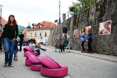 Obiskovalci Kamfesta ne opazujejo samo igre z inštrumenti, ampak tudi igro s prostorom. Ulice v centru mesta so preurejene v enosmerni promet, pločniki so s tem razširjeni, mejo med prostorom za pešce in prostorom za avtomobile pa označujejo živo roza pobarvane stare gume. 