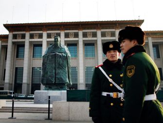 Kunfucij se vrača: prejšnji teden so ob robu trga Nebeškega miru postavili velik kip starodavnega filozofa 