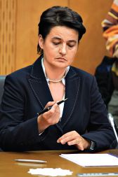 Ministrica za javno upravo Irma Pavlinič Krebs, ki je tudi predsednica podkomisije za štipendiranje, ima sedaj priložnost, da ukine sporno prakso kadriranja mladih.