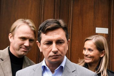 Borut Pahor išče načrt, kako zadovoljiti želje lastne stranke, zahteve predvolilnih partnerjev in pričakovanja pridruženega Desusa. Če bo prišla v koalicijo še SLS, bo gneča še večja.