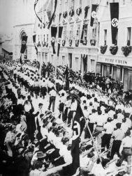 Parada Kulturbunda v Kočevju 20. aprila 1941 v počastitev Hitlerjevega rojstnega dne