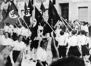 Parada Kulturbunda v Kočevju 20. aprila 1941 v počastitev Hitlerjevega rojstnega dne