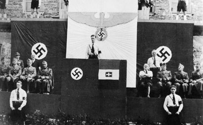 Zborovanje pred sokolskim domom v Kočevju 20. aprila 1941