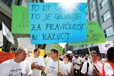 Demonstracije delavcev Mure pred poslopjem vlade