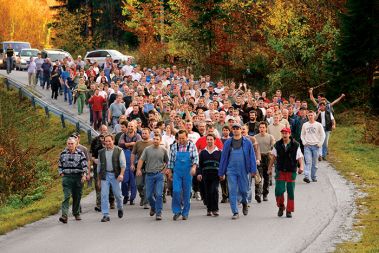 Razjarjena množica v Ambrusu je oktobra 2006 zahtevala izgon romske družine Strojan. Vlada jim je ugodila in Strojanove  »humano« preselila.  