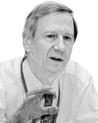 Dr. Anthony Giddens je član britanske lordske zbornice in nekdanji direktor London School of Economics ter pisec knjige Tretja pot. Njegova zadnja knjiga nosi naslov Politika podnebnih sprememb.