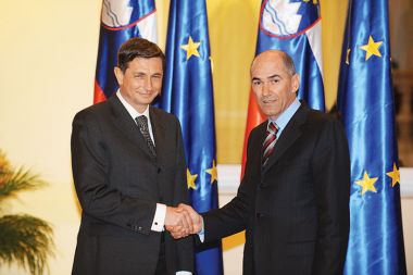/media/www/slike.old/mladina/komentarboris_vezjakpahor_in_jana_primopredaja_ml.jpg