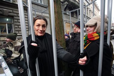 Zagrebška igralka Urša Raukar med protestom na Cvetnem trgu. Policaji so jo pozneje vklenili v lisice, jo potem vlekli in nosili in nazadnje strpali v zapor.