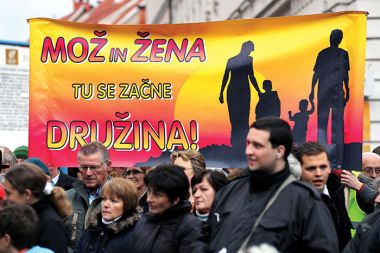 Novi problemi in izzivi so v zadušljivem ozračju zreducirani na ponavljanje starih bojev, vključno z absurdno trditvijo (ki jo vsake toliko slišimo na Poljskem ali v Sloveniji), da je zagovarjanje pravic homoseksualcev in pravice do splava del mračne komunistične spletke, ki si prizadeva za demoralizacijo naroda. (na fotografiji nasprotniki novega družinskega zakonika, ki družino opredeljuje kot skupnost dveh oseb istega ali različnega spola v Ljubljani, 24. oktobra letos)