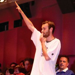 Darko Nikolovski potem, ko mu niso dovolili govoriti na glasbenem forumu
