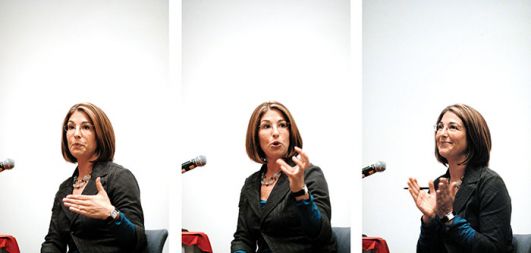 Naomi Klein je vodilna svetovna politična analitičarka, kolumnistka časnikov Nation in Guardian, avtorica uspešnic Doktrina šoka in No logo. Njene kolumne v Mladini berete od januarja 2009.