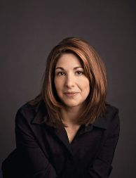 Naomi Klein je vodilna svetovna politična analitičarka, kolumnistka časnikov Nation in Guardian, avtorica uspešnice Doktrina šoka.