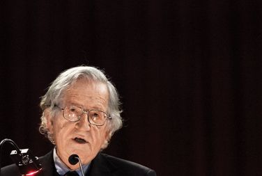 Dr. Noam Chomsky je častni profesor jezikoslovja in filozofije na Massachusetskem tehnološkem inštitutu v Cambridgeu v ameriški zvezni državi Massachusetts