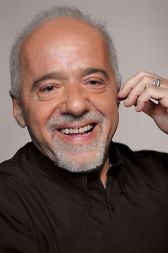 Paulo Coelho je avtor 26 knjig, med njimi Alkimista, ki so ga prodali v 65 milijonih izvodov. Obiščite stran Pirate Coelho na www.paulocoelhoblog.com/pirate-coelho.