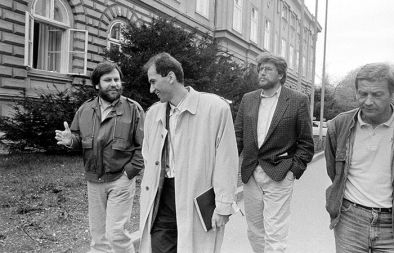 Čas enotnosti: Slavoj Žižek, Janez Janša in Igor Bavčar po obisku predsedstva SR Slovenije, 10. april 1989