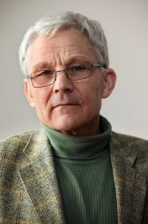 Tone Peršak je pisatelj in nekdanji predsednik Društva slovenskih pisateljev in slovenskega centra Pen