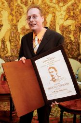 Dr. Matej Makarovič ob prejemu Jurčičeve nagrade za leto 2005