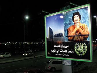 Kult osebnosti. Režimski panoji v Tripoliju redno poročajo o vseh Gadafijevih dejanjih. Eden zadnjih sporoča hvaležnost ljudi voditelju, ker je z govorom v OZN dvignil »njihove glave proti zvezdam«.
