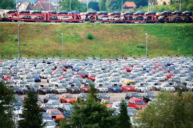 Nikakršnega jamstva ni, da bo proizvajalec avtomobilov Renault potem, ko se bo povpraševanje po avtomobilih po ukinitvi spodbud za zamenjavo starih vozil z novimi zmanjšalo, zaprl 400 delovnih mest doma pri Parizu in jih ohranil v Novem mestu (na fotografiji).