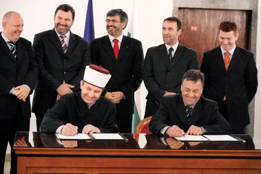 Podpis dogovora o prodaji zemljišča za džamijo med županom in muftijem