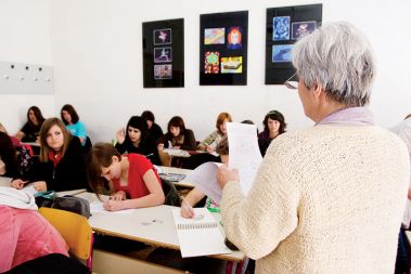 Vsaj tretjina v šolstvu zaposlenih žensk je v delovnem razmerju za določen čas