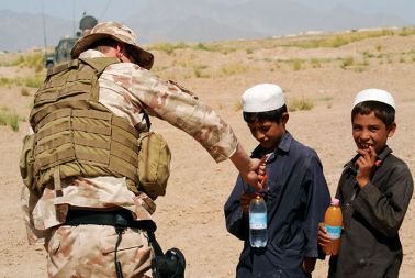 Slovenski vojak in afganistanski otroci
