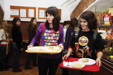 Topla malica na Gimnaziji Poljane: sirov štrukelj in kompot 