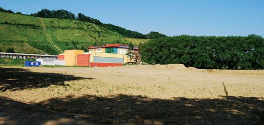 Za potrebe obsežnega gradbišča na vodovarstvenem območju so odstranili naravni zaščitni sloj. V ozadju nova stavba škofijske gimnazije.