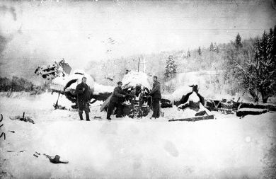 Partizani ob angleškem dvomotornem bombniku Wellington po zasilnem pristanku dne 8. 1. 1945 v Vodah pri Gerovem na Hrvaškem.