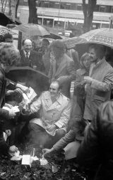 Bojkot preštevanja slovenske manjšine na Koroškem. Slovenski volilci protestno zažigajo volilne glasovnice pred deželnim zborom v središču Celovca. 14. november 1976.