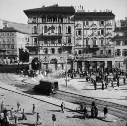 Vsakodnevni prizori nasilja policije na tržaških ulicah ob prihodu zavezniške komisije, Trst, Piazza Unitá, 1946