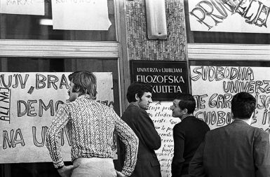 Študentski protesti z zahtevami po svobodni univerzi in demokratizaciji družbe pred Filozofsko fakulteto v Ljubljani maja 1971.