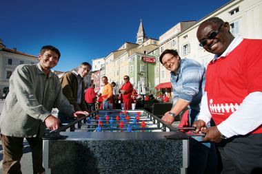 Peter Bossman je pred desetletji iz Gane prišel v Slovenijo in končal študij medicine. Na Obali si je ustvaril družino. Dela v zasebni ambulanti, lani pa mu je uspelo postati župan Pirana. Le redko kdo je menil, da bo v tekmi za župana uspešen. Očitno obalno okolje ni ksenofobno in barva kože ni moteča, če gre za sposobnega človeka, voljnega delati. Bossman je zmagal, četudi ni Slovenec in ne Italijan.