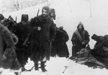 Poslednja fotografija pesnika Kajuha, slikana nekaj dni pred njegovo smrtjo februarja 1944 na Paškem Kozjaku