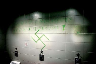 Simbol nacizma na stranišču fakultete
